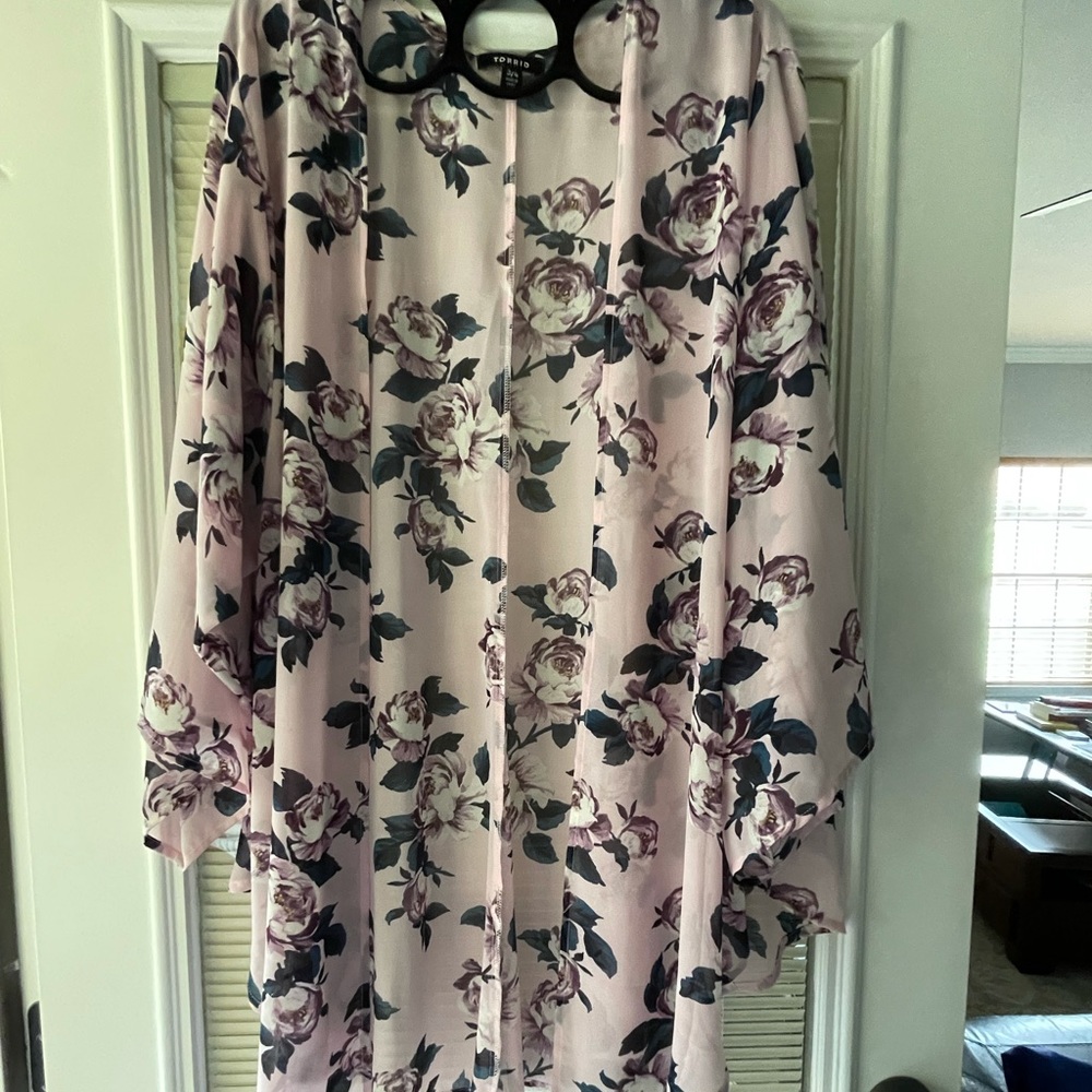 Torrid size 3/4 pink floral kimono